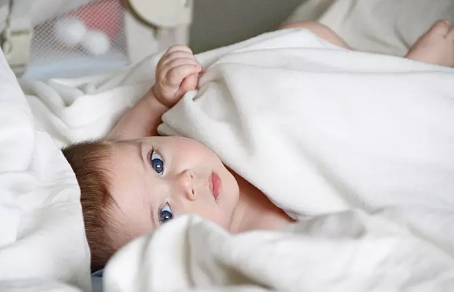 黃發碧眼的小嬰兒